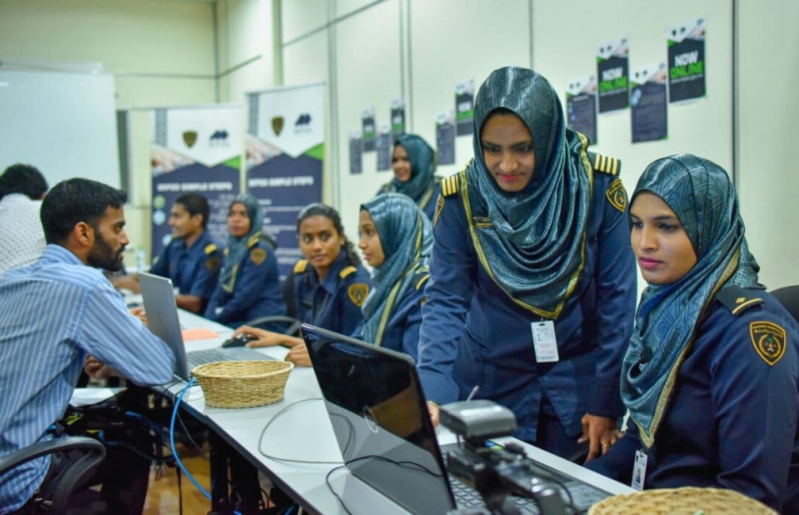 އިމިގްރޭޝަން ކައުންޓަރު.--
