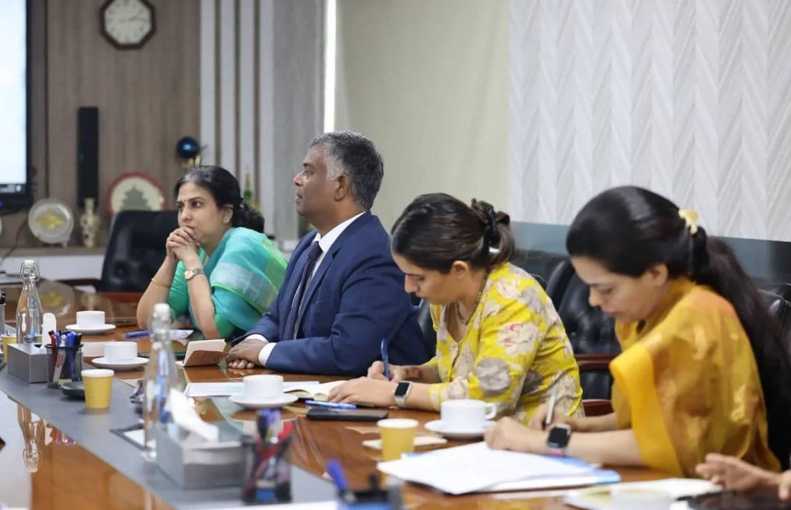އިންޑިއާ ސަފީރު، އިއްޔެގެ ބައްދަލުވުމުގައި. --- ފޮޓޯ: ފިނޭންސް މިނިސްޓްރީ