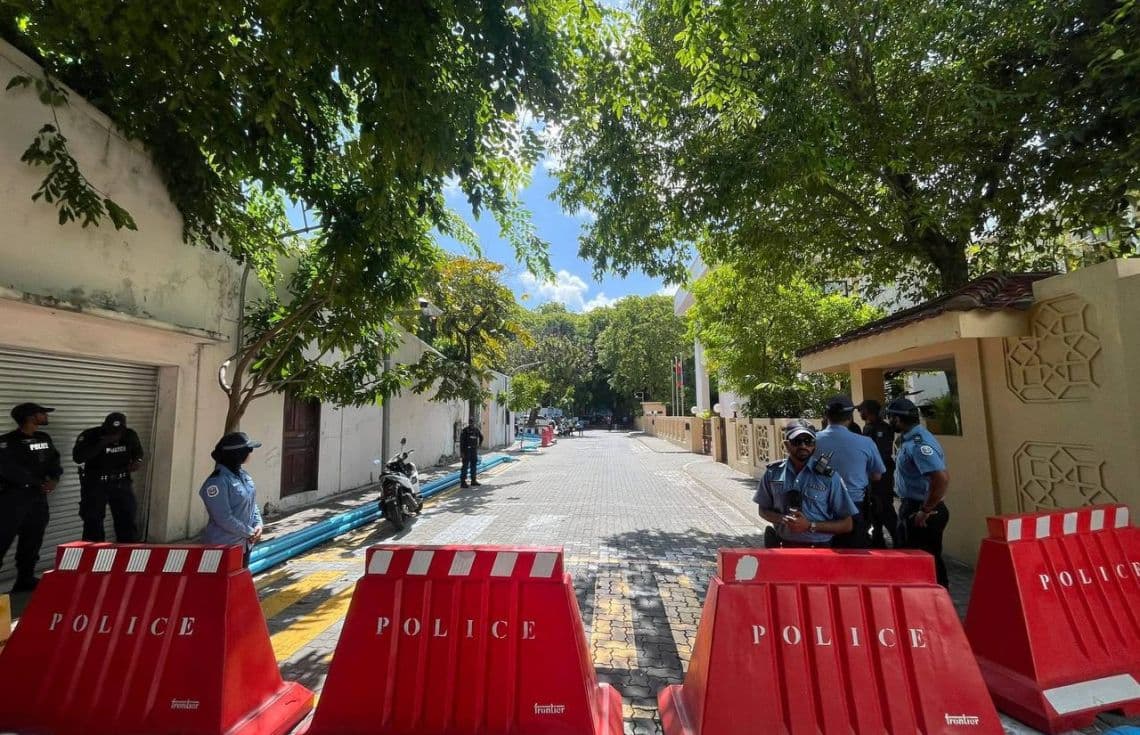 ފުލުހުން މަޖިލިސް ކައިރީގައި ހަރަކާތްތެރި ވަނީ.---ފޮޓޯ: ފޭސްބުކް، ލުކަސް ޖަލީލް