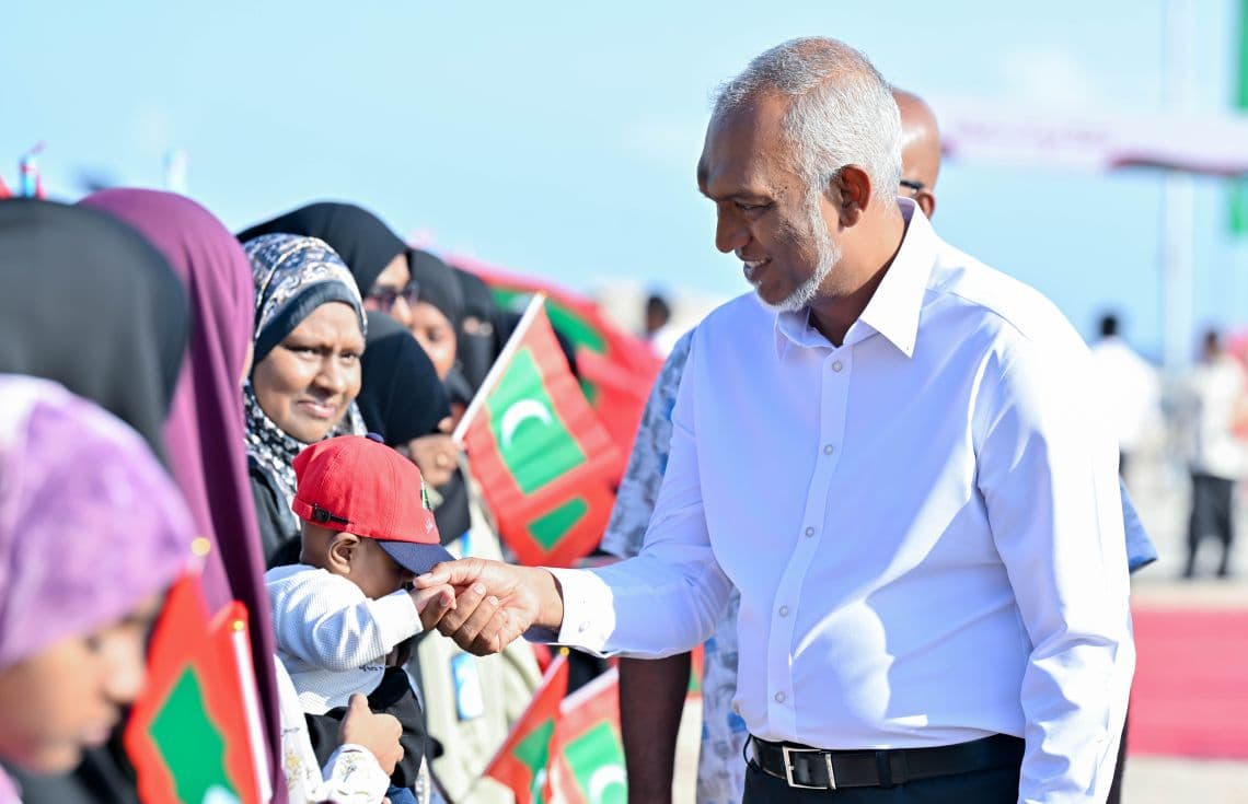 ރައީސް މުއިއްޒު ރަށްރަށުގެ ރައްޔިތުންނާ ބައްދަލުކުރައްވަން ކުރެއްވި ދަތުރުފުޅެއްގެ ތެރެއިން: ފޮޓޯ/ ރައީސް އޮފީސް---