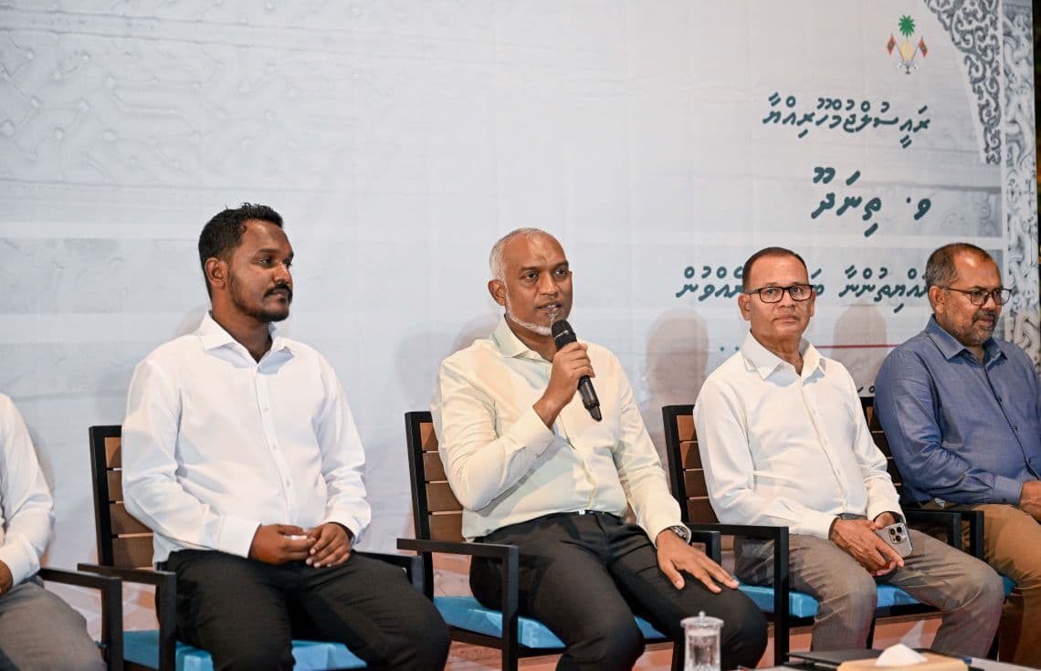 ރައީސް ޑރ. މުއިއްޒު ތިނަދޫގެ ރައްޔިތުންނާ ބައްދަލުކުރެއްވުން: ފޮޓޯ/ ރައީސް އޮފީސް---