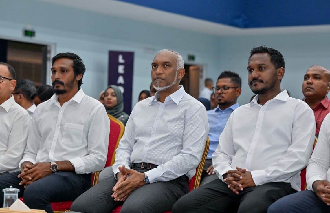 ރައީސް ޑރ. މުއިއްޒު ފެލިދޫގެ ރައްޔިތުންނާ ބައްދަލުކުރެއްވުމުގެ ރަސްމިއްޔާތުގެ ތެރެއިން: ފޮޓޯ/ އިންޓަނެޓް---