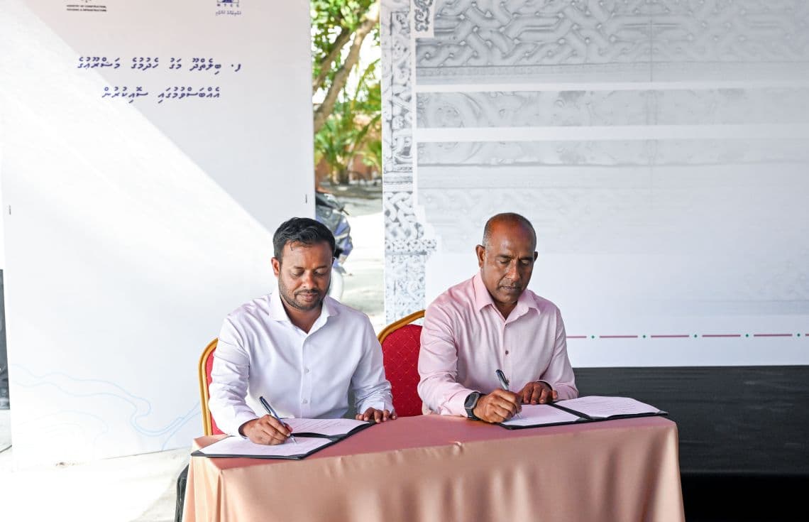 ބިލެއްދޫ މަގު ހެދުމުގެ މަޝްރޫއުގެ އެއްބަސްވުމުގައި ސޮއި ކުރައްވަނީ.—-ފޮޓޯ: ރައީސް އޮފީސް