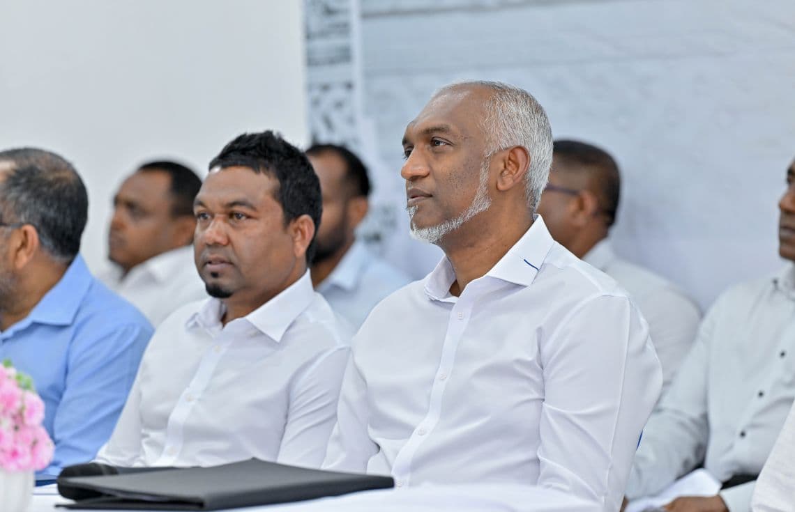 ރައީސް މަގޫދޫ ރައްޔިތުންނާ ބައްދަލުކުރައްވަނީ.---ފޮޓޯ: ރައީސް އޮފީސް