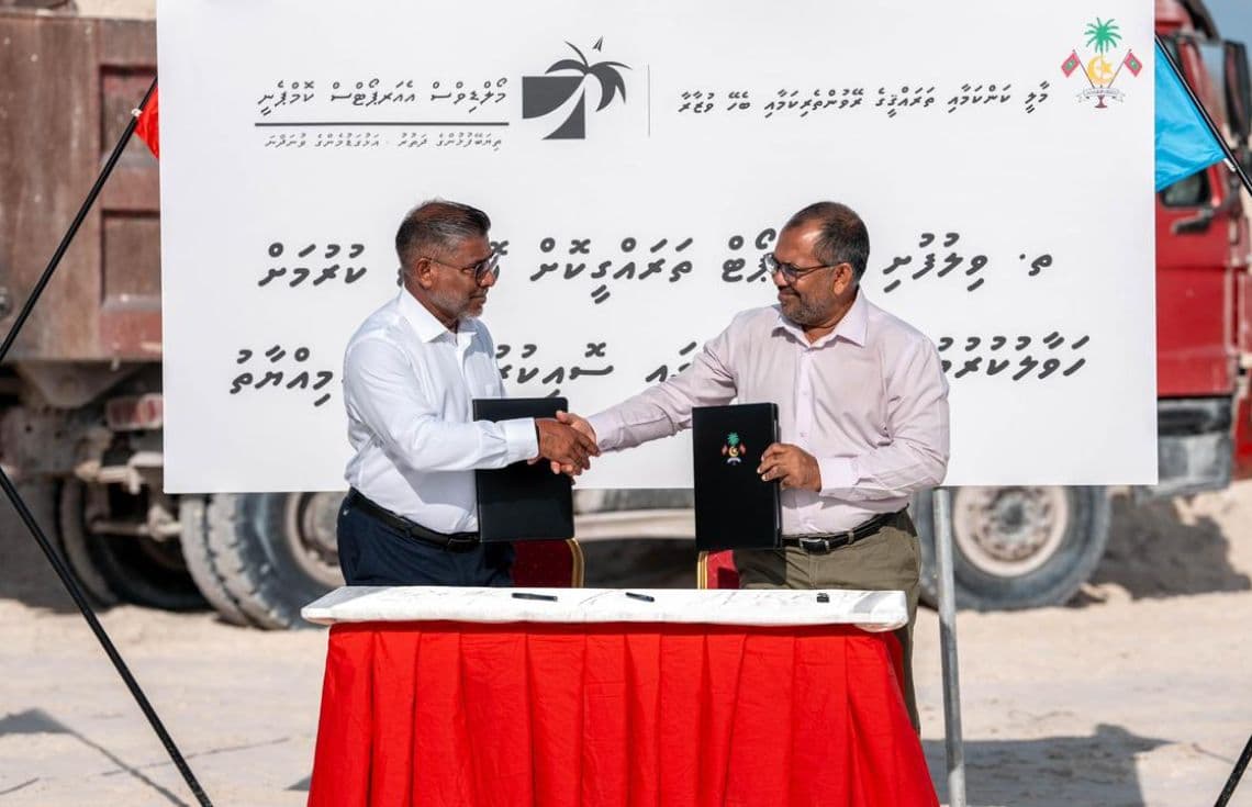 ވިލުފުށީ އެއާޕޯޓުގެ އެއްބަސްވުމުގައި ސޮއިކުރުމުގެ ރަސްމިއްޔާތުގެ ތެރެއިން: ފޮޓޯ/ އެމްއޭސީއެލް---