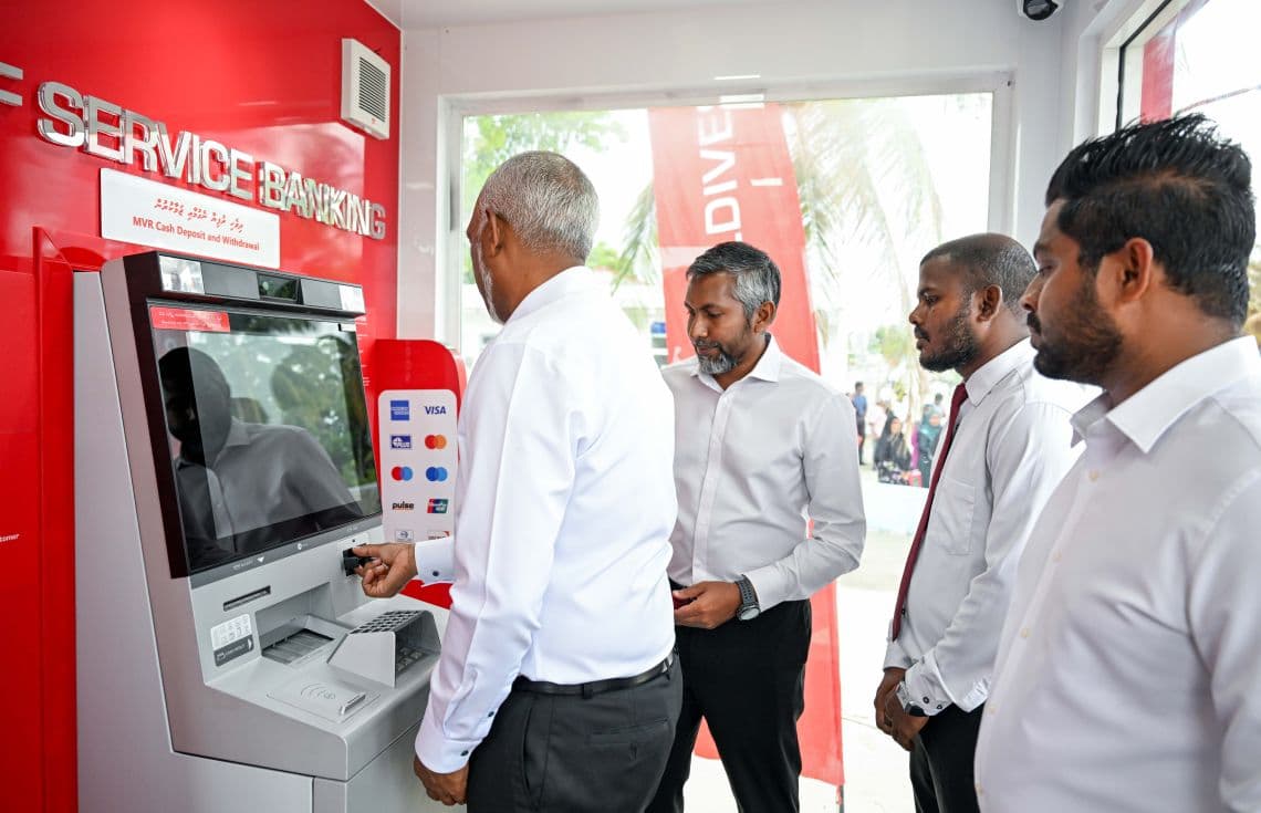 ރައީސް ޑރ. މުއިއްޒު، ގާދިއްފުށީގައި އޭޓީއެމްގެ ހިދުމަތް ފައްޓަވައިދެއްވުން: ފޮޓޯ/ ރައީސް އޮފީސް---