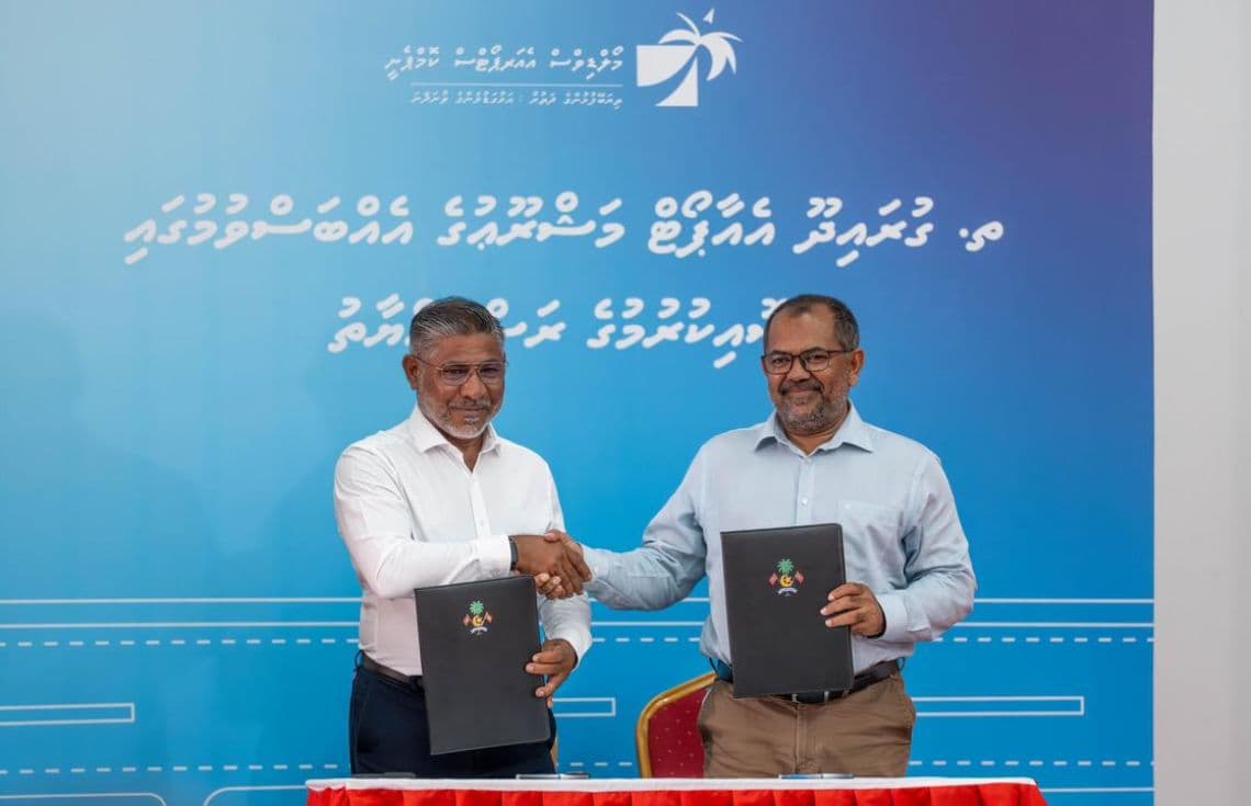 ގުރައިދޫ އެއާޕޯޓު ތަރައްގީކުރުމުގެ އެއްބަސްވުމުގައި ސޮއިކުރުމުގެ ރަސްމިއްޔާތުގުގެ ތެރެއިން: ފޮޓޯ/ އެމްއޭސީއެލް---