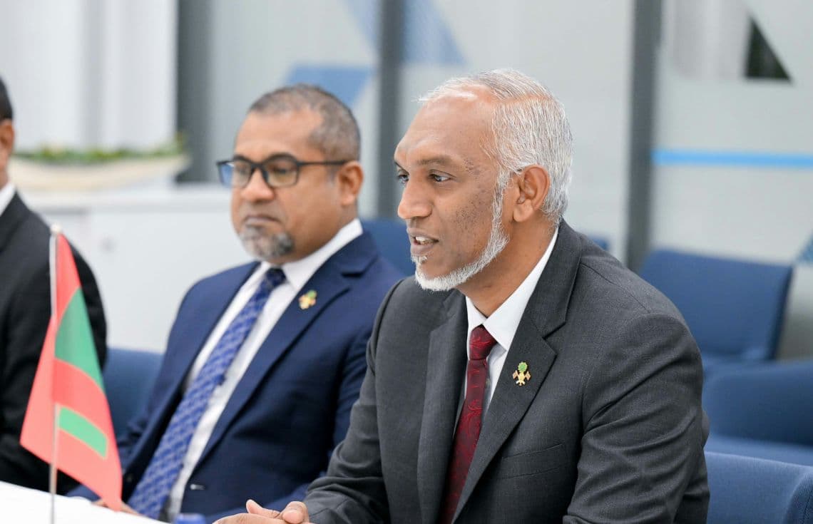 ރައީސުލްޖުމްހޫރިއްޔާ ޑރ.މުޙައްމަދު މުޢިއްޒު އަދި އެމަނިކުފާނުގެ ފޮރިން މިނިސްޓަރު ޢަބްދުﷲ ޚަލީލް އެސްޓޯނިއާ އަށް ކުރެއްވި ދަތުރުފުޅުގެ ތެރެއިން: ބާރުގަދަ ޤައުމުތަކުގެ ސަބަބުން އދ. އާއި މެދު ޤައުމުތައް ދެކޭ ގޮތް ބަދަލުވެއްޖެ ކަމަށް ރައީސް ވަނީ ވިދާޅުވެފަ.