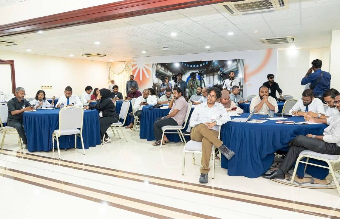 ނޫސްވެރިން މީޑިއާ ބިލްގެ މަޝްވަރާ ކުރަނީ.---ފޮޓޯ:މަޖިލިސް