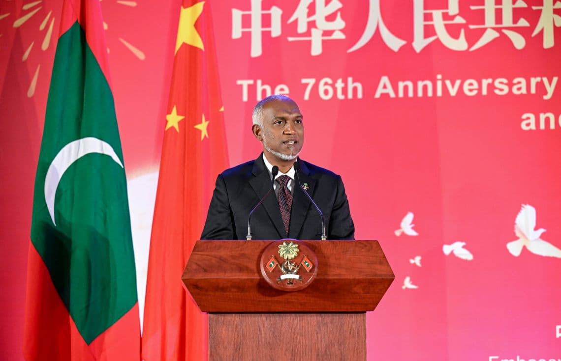 ޗައިނާގެ 79ވަނަ އަހަރީ ދުވަހާއި އެ ޤައުމުގެ "މިޑް އޯޓަމް" ފެސްޓިވަލް ފާހަގަކުރުމަށް ރާއްޖޭގައި ހުންނަ ޗައިނާގެ އެމްބަސީން ބޭއްވި ރަސްމިއްޔާތުގައި ރައީސް ވާހަކަފުޅު ދައްކަވަނީ/ ފޮޓޯ: ރައީސް އޮފީސް