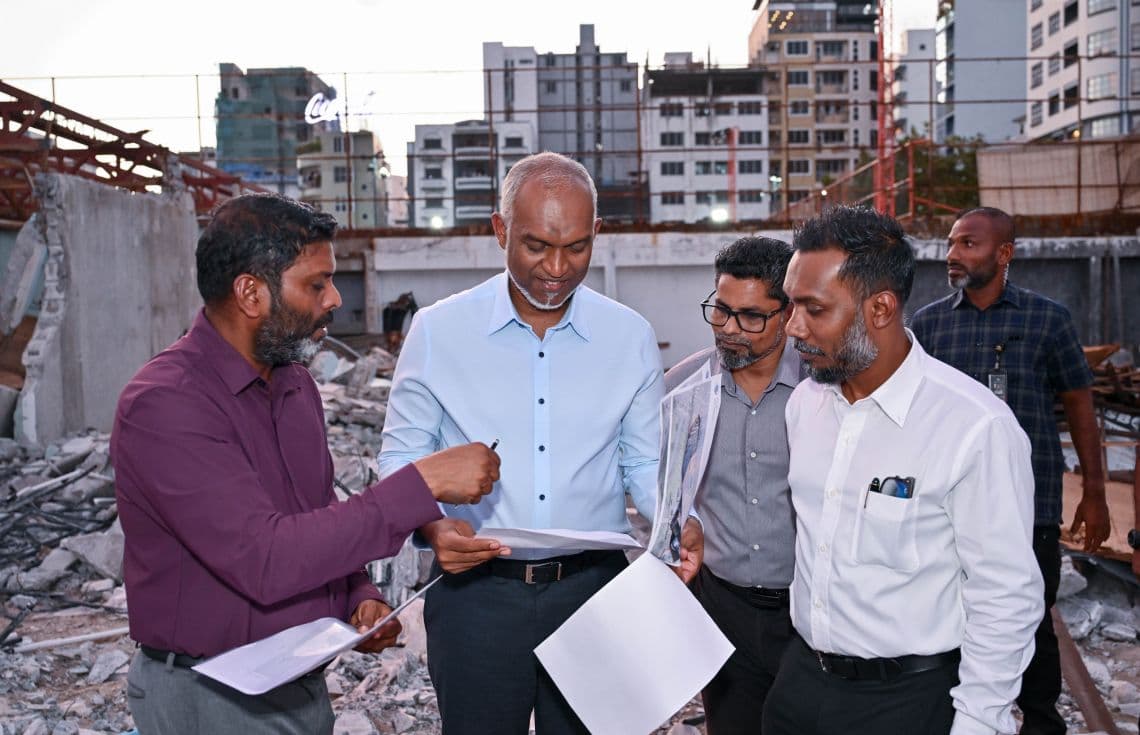 ރައީސް މުއިއްޒު: އެމަނިކުފާނު ވަނީ މިއަދު ހަވީރު ރާޅުގަނޑު ސަރަހައްދަށް ވަޑައިގެން އެސަރަހައްދުގެ މަސައްކަތް ކުރިއަށްދާ ގޮތް ބައްލަވާލައްވައިފަ އެވެ--- ފޮޓޯ: ރައީސް އޮފީސް