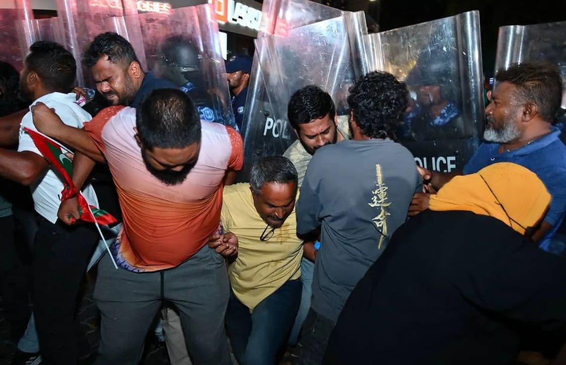 އެމްޑީޕީގެ މުޒާހަރާ…އިޖާބަ ނުދިން ބައެއް ފަރާތްތައް މިހާރު ހައްޔަރުކުރަން ފަށައިފި.——ފޮޓޯ: އެމްޑީޕީ