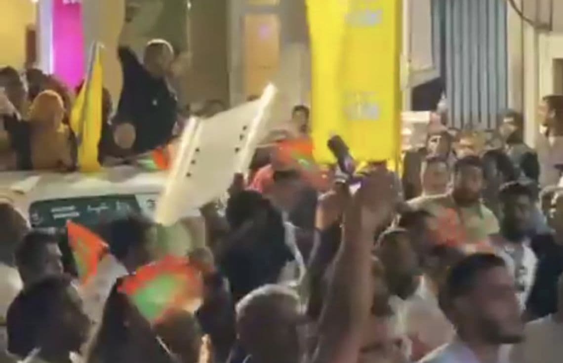 އެމްޑީޕީއިން ފުލުހުންނާ ކުރިމަތިލައި ހަމަނުޖެހުން ހިންގަނީ. ފުލުހުންގެ އަމުރަށް އިޖާބަ ނުދޭ ފަރާތްތަކަށް ހަރުކަށި ފިޔަވަޅުއަޅާނެ ކަމަށް ފުލުހުން ވަނީ ބުނެފަ--- ފޮޓޯ: ޖަވިޔަނި (ސްކްރީން ޝޮޓް)