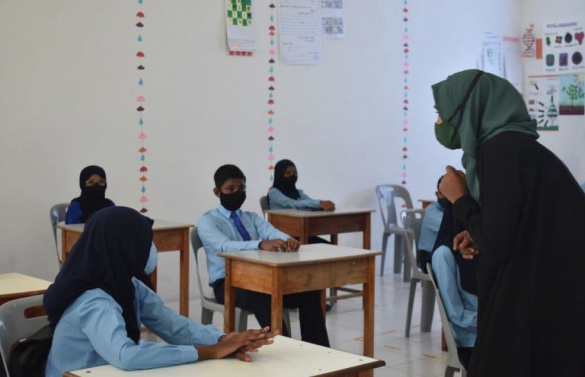 ކްލާހެއްގައި މުދައްރިސަކު ކިޔަވައިދެއްވަނީ. މުދައްރިސުންނަކީ ގައުމެއް ބިނާކުރުމުގައި ވަރަށް މުހިއްމު ދައުރެއް އަދާކުރާ ބައެއް--- ފޮޓޯ: އިންޓަނެޓް