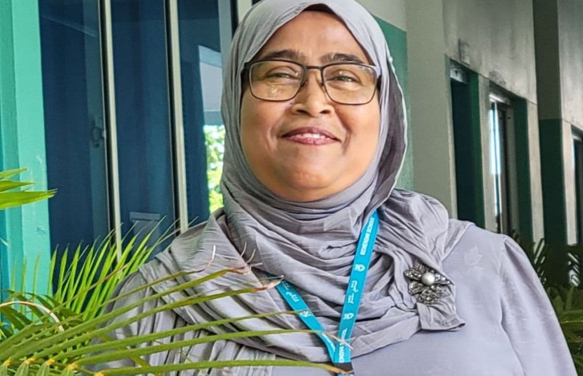 ޝެނީން މިސް. ފަހަތައްނުޖެހި ތައުލީމު އުނގަންނައިދިނުމުގައި 32 އަހަރު.---ފޮޓޯ: ޝެނީން މިސއ
