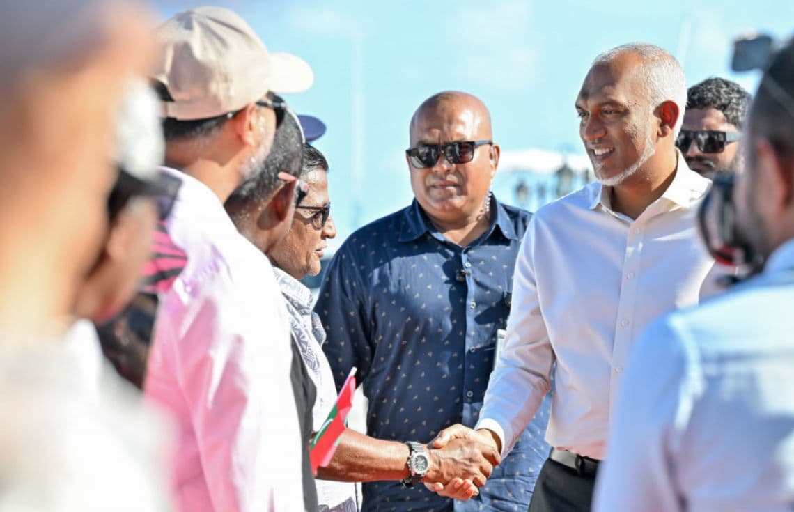 ރައީސް މުއިއްޒު. މި ދަތުރުފުޅުގައި، އދ. އަތޮޅުގެ މީހުން ދިރިއުޅޭ 10 ރަށަކަށް އެމަނިކުފާނު ވަޑައިގަތުމަށް ހަމަޖެހިފައިވޭ--- ފޮޓޯ: ރައީސް އޮފީސް---