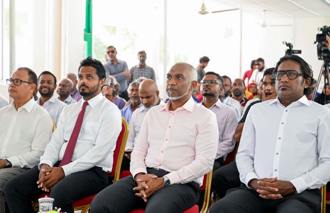 ރައީސް މުއިއްޒު. ދިގުރަށުގައި ގެދޮރުގެ ނުވަތަ ގޯތީގެ މައްސަލައަށް ހައްލެއް ނުލިބި ވަނީ އެ ރަށުގެ ލޭންޑް ޔޫސް ޕްލޭން އެންމެ އެކަށީގެންވާ ގޮތަކަށް ތައްޔާރުކުރެވިފައި ނުވުމުން ކަމަށް ރައީސް ވަނީ ވިދާޅުވެފަ--- ފޮޓޯ: ރައީސް އޮފީސް