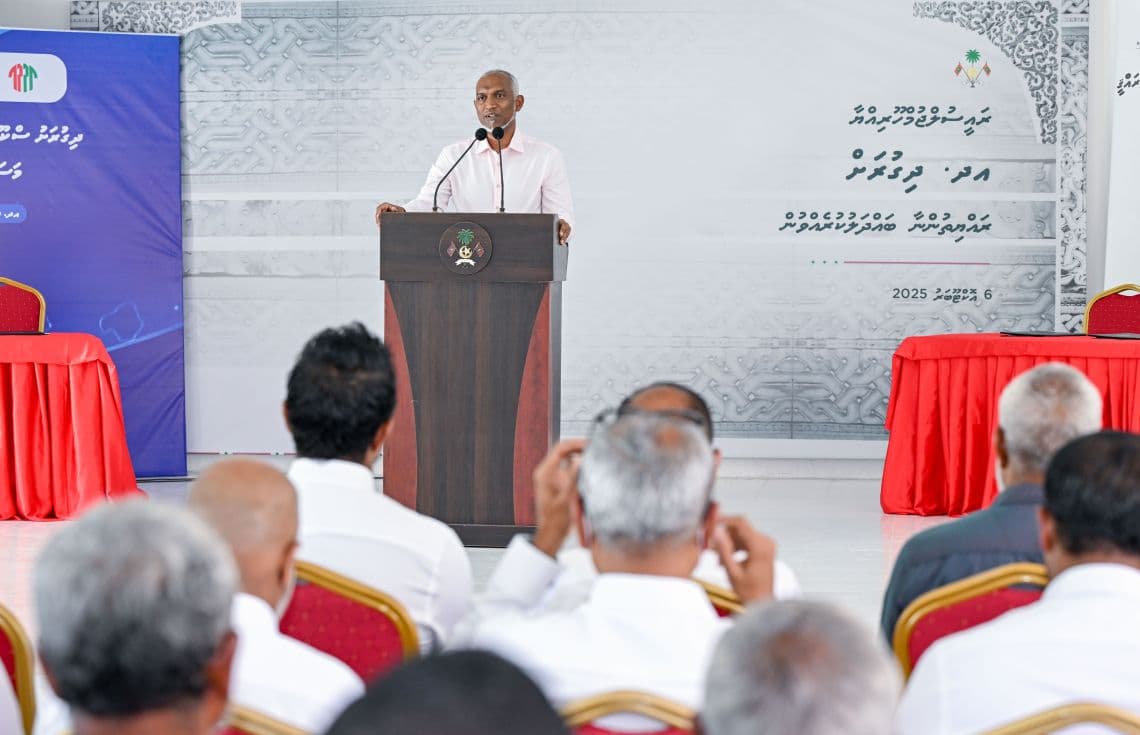 ރައީސުލްކުމްހޫރިއްޔާ އދ. ދިގުރަށު ރައްޔިތުންނާ މުހާތަބުކޮށް ވާހަކަފުޅުދެއްކެވުން - ފޮޓޯ: ޚުލާސާ
