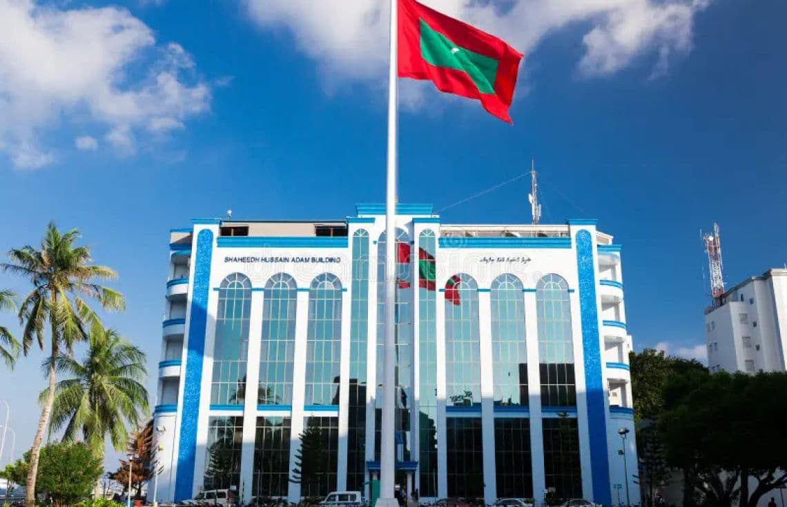 ޝަހީދު ހުސައިން އާދަމް ބިލްޑިން. ފުލުހުންނާއި އެ ފުލުހުންގެ އާއިލާގެ ޒާތީ މައުލޫމާތު ސޯޝަލް މީޑިއާގެ ވަސީލަތްތައް މެދުވެރިކޮށް އާންމު ކޮށްފިނަމަ ގާނޫނީ ފިޔަވަޅު އަޅާނެ ކަމަށް ފުލުހުން ވަނީ ބުނެފަ--- ފޮޓޯ: އިންޓަނެޓް