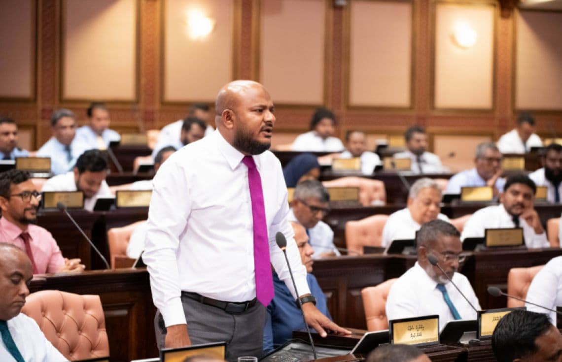 މެމްބަރު ޝުޖާއު. ދިވެހިންނަށް ވުރެ ބޮޑަށް ބިދޭސީންނަށް ވަޒީފާ ދިނުމަށް ނިމިދިޔަ އެމްޑީޕީ ސަރުކާރުން އިސްކަން ދިންކަން ފާހަގަކުރައްވައި ޝުޖާއު ވަނީ އެމްޑީޕީގެ ސިޔާސަތުތަކަށް ފާޑުވިދާޅުވެފަ--- ފޮޓޯ: އިންޓަނެޓް
