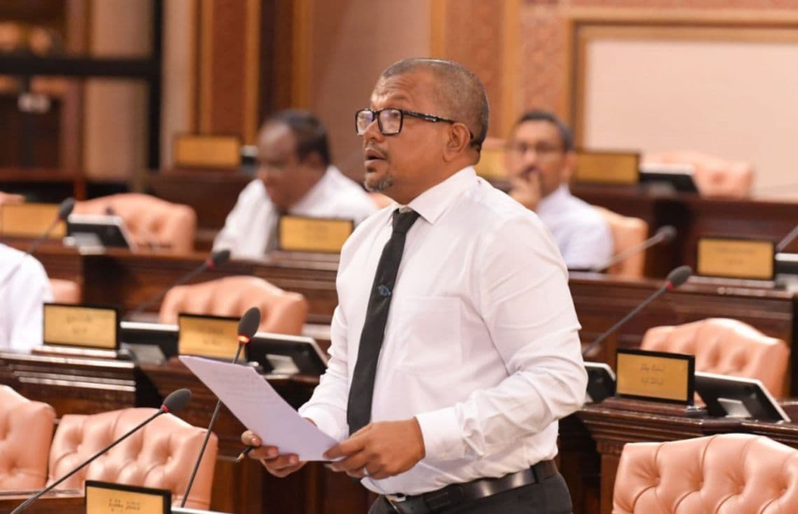 ގަލޮޅު އުތުރު ދާއިރާގެ އެމްޑީޕީގެ މެންބަރު މުހައްމަދު އިބްރާހީމް (ކުޑޫ)، ކުޑޫ ވަނީ މިއަދު 3 އިސްލާހެއް ހުށަހަޅާފައި---ފޮޓޯ: ރައްޔިތުންގެ މަޖިލިސް