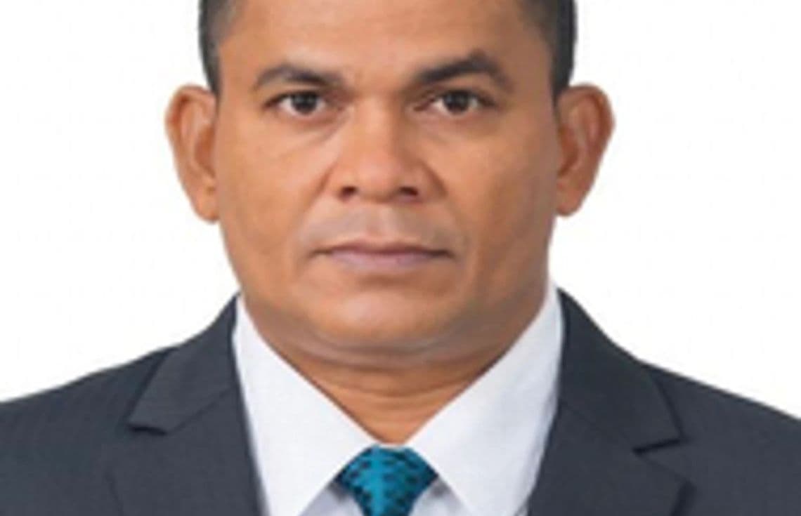 ހުޅުދޫ ދާއިރާގެ މެމްބަރު ޝާހިދު. ރައްޔިތުންނަށް ހަމަހަމަކަމާއި، އިންސާފާއި އަދި އަދުލުވެރިކަން ގެނެސްދޭނެ ކަމަށް ބުނެ ގައުމު ފަސާދަކޮށް ކޮރަޕްޝަން ހިންގީ އެމްޑީޕީން ކަމަށް މެމްބަރު ޝާހިދު ވިދާޅުވި--- ފޮޓޯ: އިންޓަނެޓް