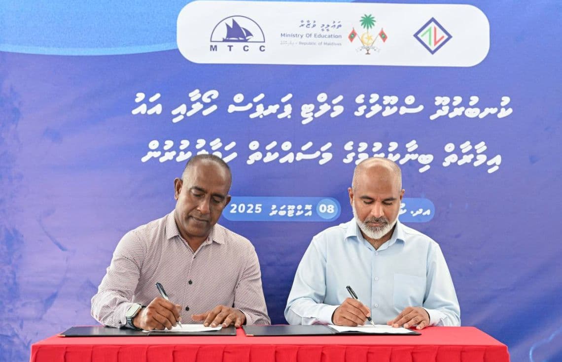ސްކޫލް އިމާރާތް ކުރުމުގެ މަޝްރޫއުގެ އެއްބަސްވުމުގައި ސޮއި ކުރަނީ.---ފޮޓޯ: ރައީސް އޮފީސް