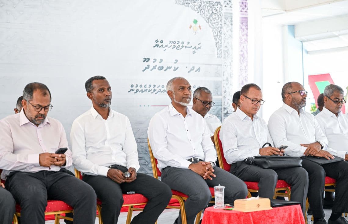 ރައީސް މުއިއްޒު. އެމަނިކުފާނުގެ މި ދަތުރުފުޅުގައި އަތޮޅުގެ އެކި ރަށްރަށަށް އަމާޒުކުރައްވައިގެން، ތަރައްގީގެ މަޝްރޫއުތައް ފައްޓަވައިދެއްވައި، މަޝްރޫއުތަކުގެ އެއްބަސްވުންތަކުގައި ވަނީ ސޮއިކުރައްވައިފަ--- ފޮޓޯ: ރައީސް އޮފީސް