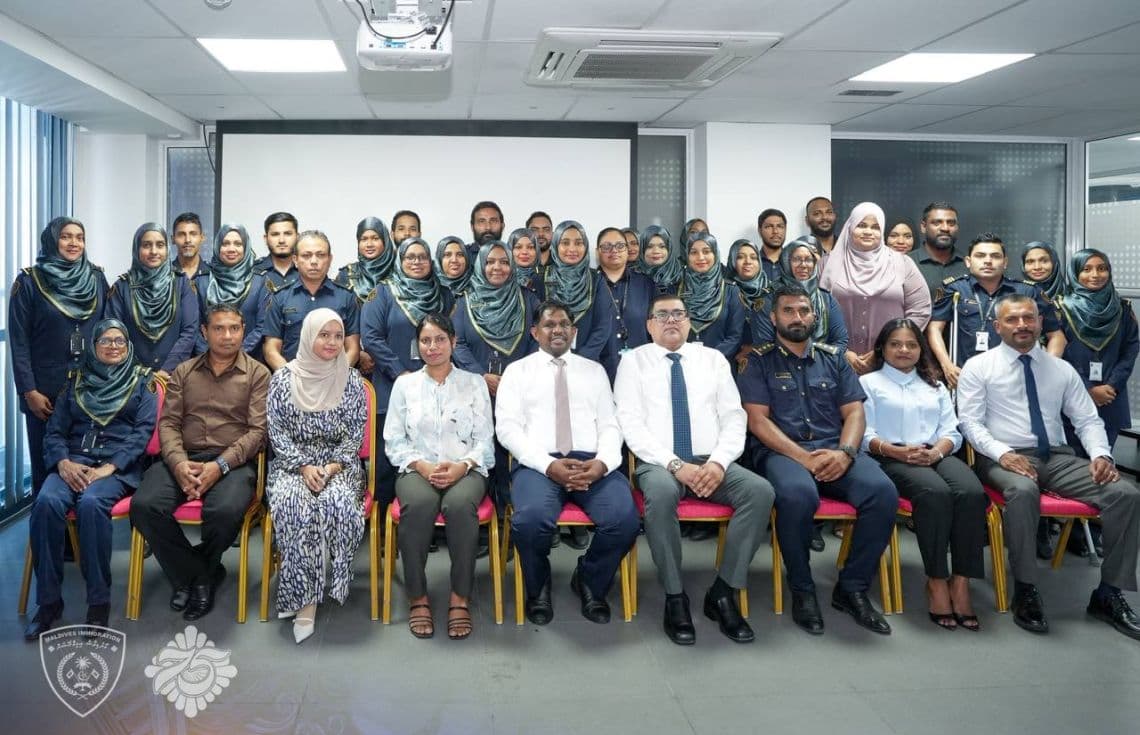 އުރީދޫ މޯލްޑިވްސްއިން އިމިގްރޭޝަނާ ގުޅިގެން "މާސްޓާރިން ކަސްޓަމާ ސާވިސް"ގެ ނަމުގައި ބޭއްވި ތަމްރީން.---ފޮޓޯ: އިމިގްރޭޝަން