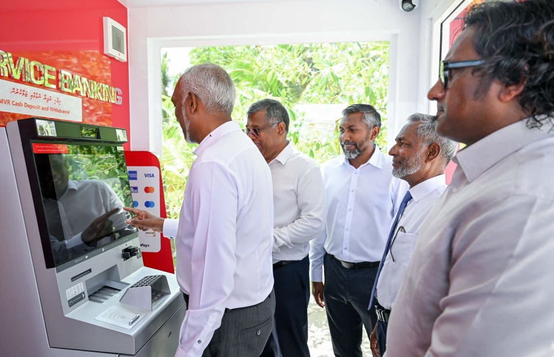 ރައީސް މުއިއްޒު، މަންދޫގައި އޭޓީއެމް ހުޅުވަނީ.---ފޮޓޯ: ރައީސް އޮފީސް