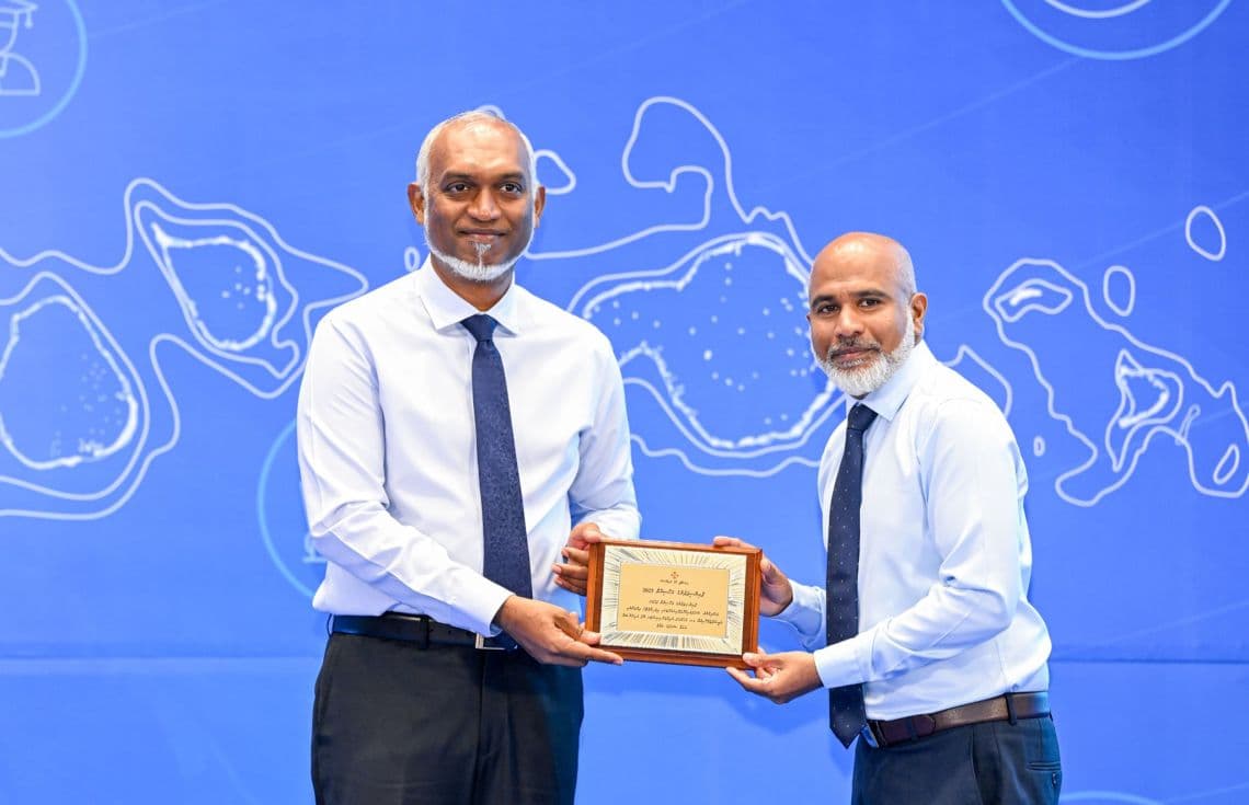 ޕްރިންސިޕަލުންގެ ފޯރަމް 2025 ގައި ރައީސް ޑރ މުއިއްޒު އާއި އެޑިއުކޭޝަން މިިނިސްޓަރު ޑރ. އިސްމާއިލް ޝަފީއު--- ފޮޓޯ: ރައީސް އޮފީސް