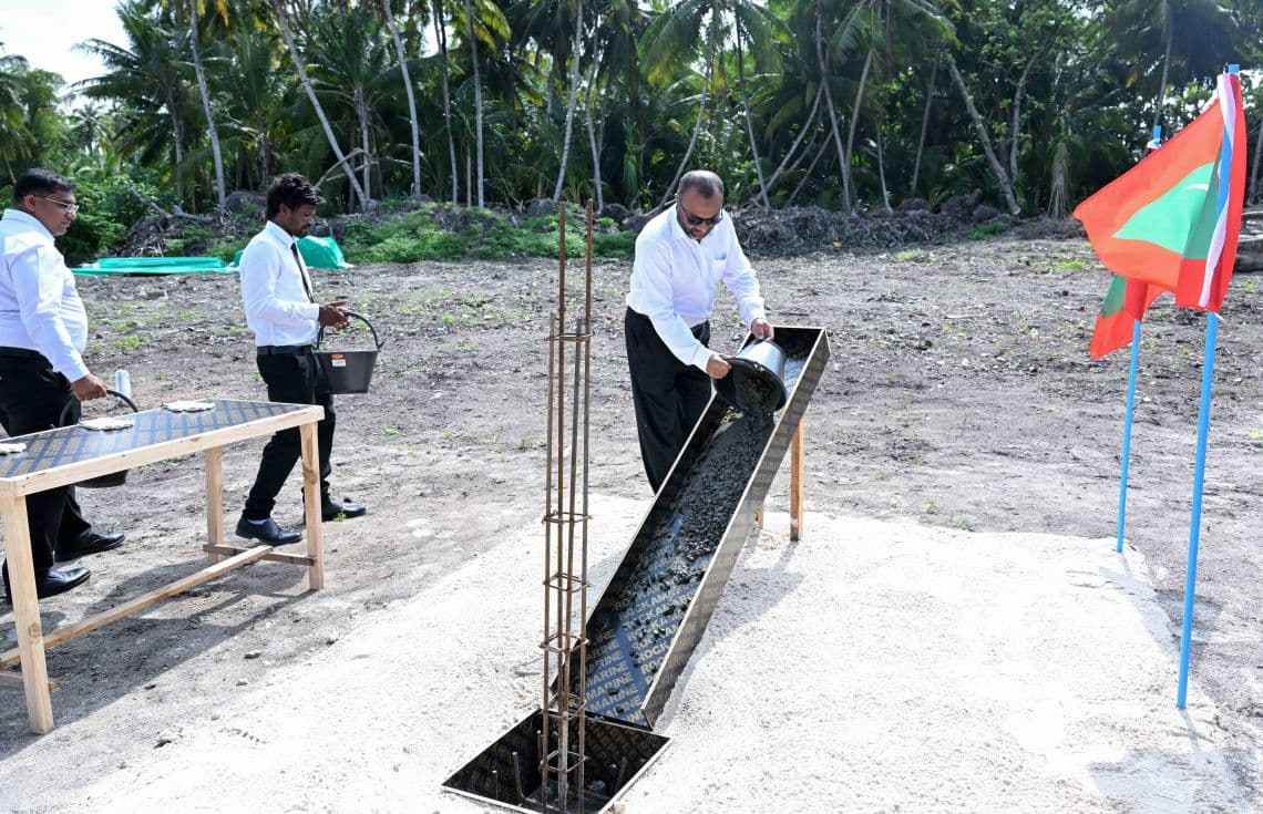 ށ. ނޫމަރާގައި އިމާރަތްކުރާ މިސްކިތުގެ ބިންގާ އަޅުއްވައިދެއްވުން - ފޮޓޯ: ރައީސް އޮފީސް
