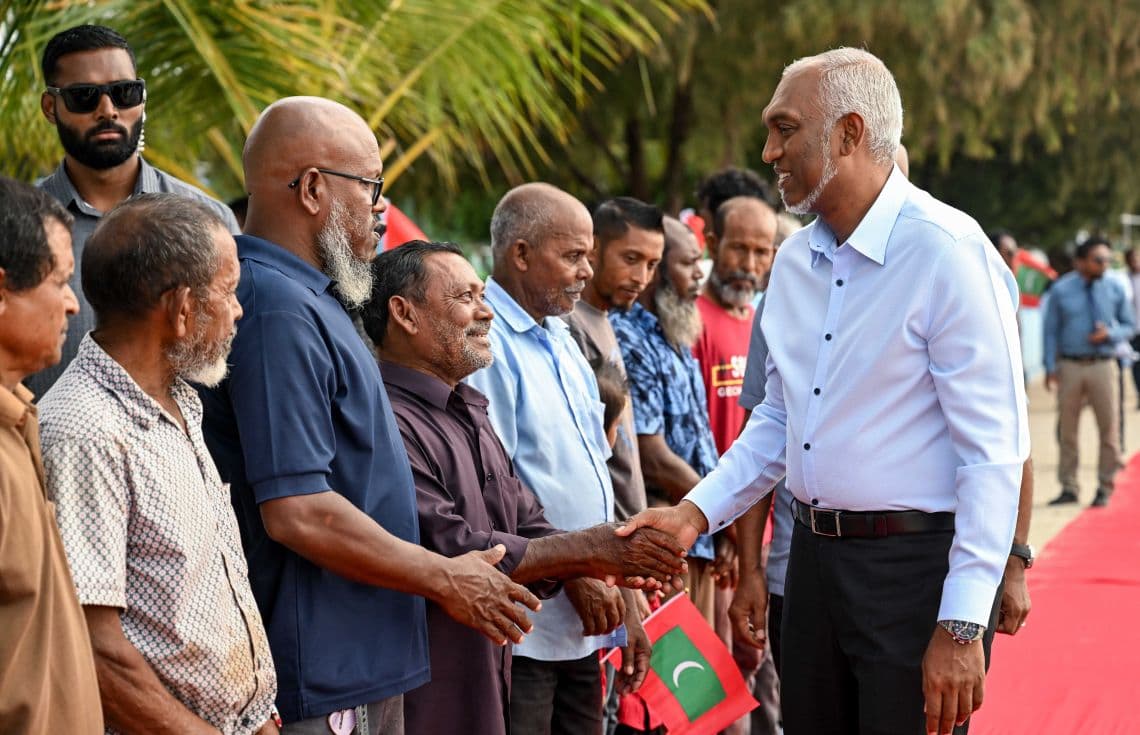 ނޫމަރާގެ ރައްޔިތުންނާ ރައީސް ސަލާމްކުރައްވަނީ. - ފޮޓޯ: ރައީސް އޮފީސް