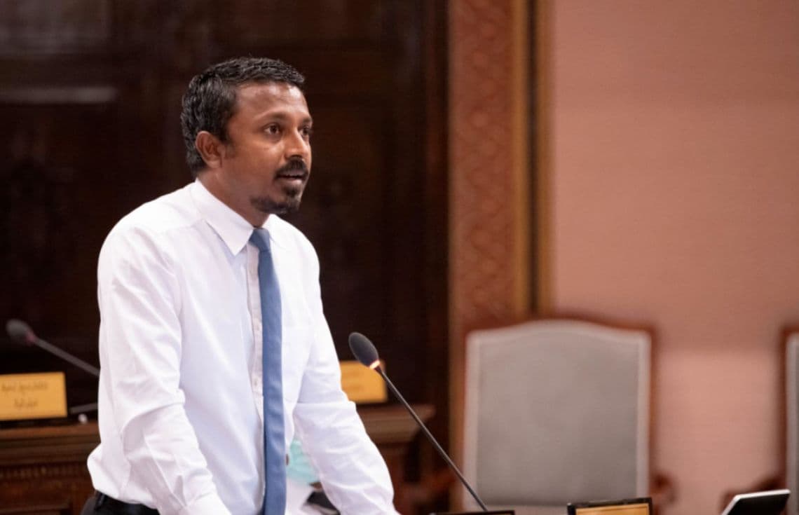 ބަންޑާރަ ނައިބު އަހުމަދު އުޝާމް. ގާނޫނުއަސާސީން ލިބޭ ކޮންމެ މިނިވަންކަމަކީ ވެސް އޭގެ ޒިންމާތަކަކާ މަސްއޫލިއްޔަތުތަކެއް އޭގައި އެކުލެވިގެންވާ ހައްގުތަކެއް ކަމަށްވެސް ބަންޑާރަ ނައިބު ވިދާޅުވި--- ފޮޓޯ: ރައްޔިތުންގެ މަޖިލިސް