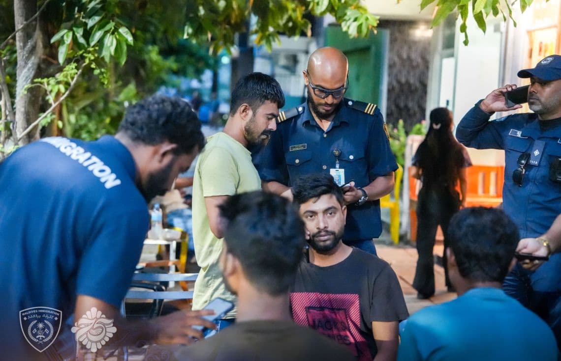 ހުޅުމާލެ އިން ބިދޭސީން އަތުލައިގަތުން: ފޮޓޯ: އިމިގްރޭޝަން