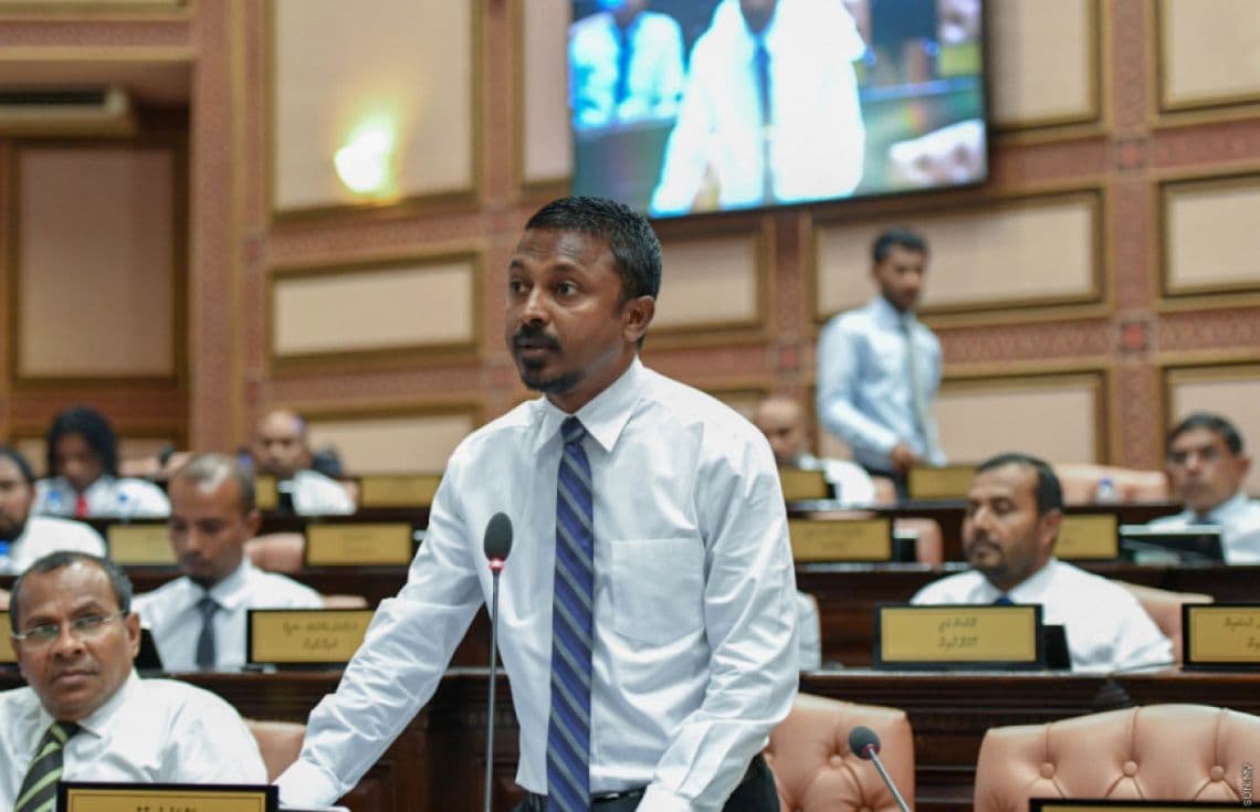 ބަންޑާރަ ނައިބު އަހުމަދު އުޝާމް. ކުރީ ސަރުކާރުން، ސެޓަލްމަންޓް ކޮމިޓީގެ ބޭރުން އެކި ފަރާތްތަކަށް ބަދަލު ދީފައިވާ ކަމަށް ބަންޑާރަ ނައިބު ވަނީ ވިދާޅުވެފަ--- ފޮޓޯ: ރައްޔިތުންގެ މަޖިލިސް