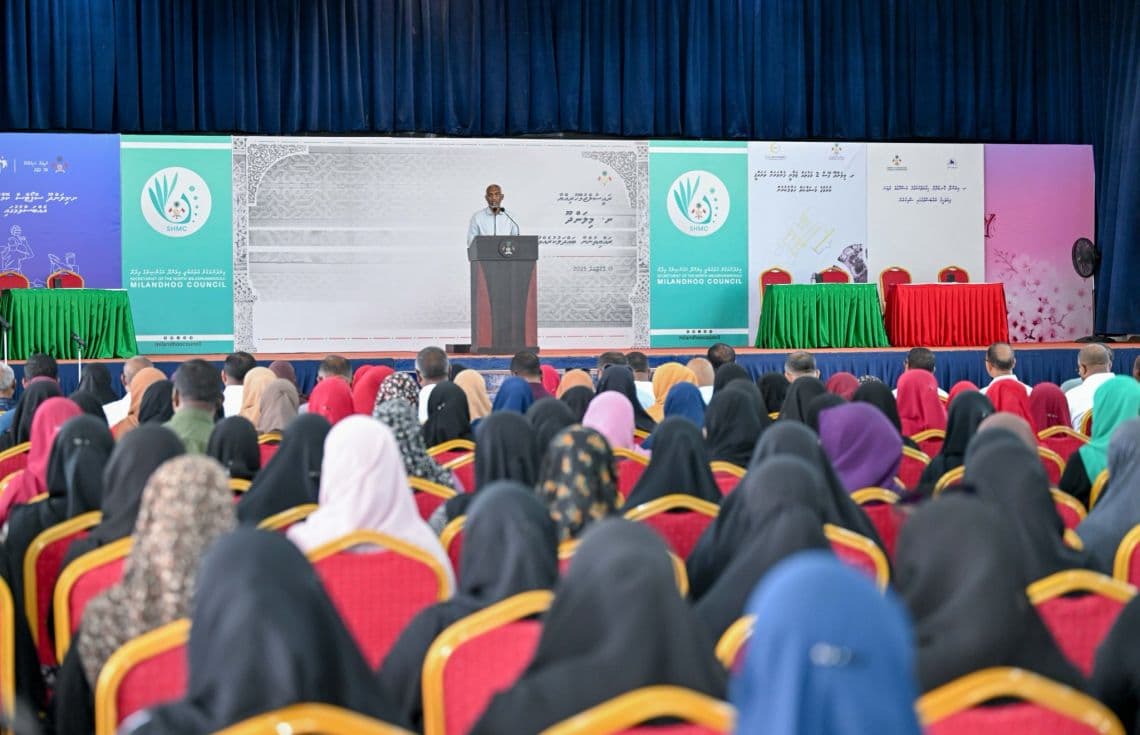 ރައީސުލްޖުމްހޫރިއްޔާ ޑރ. މުހައްމަދު މުއިއްޒު ށ މިލަންދޫ ރައްޔިތުންނާ ބައްދަލުކޮށް ވާހަކަދައްކަވަނީ---ފޮޓޯ: ރައީސް އޮފީސް