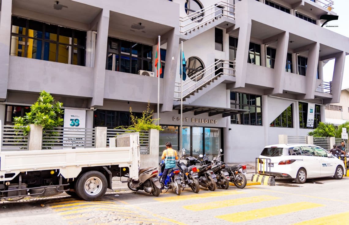 މޯލްޑިވްސް ޕޯޓްސް ލިމިޓެޑުް. އެކުންފުނީގެ ހުޅުމާލެ ބަނދަރުން 2 ކޮންޓެއިނަރު ސިނގިރޭޓު ގެއްލުނު މައްސަލައިގައި މުވައްޒަފުންތަކެއް ވަނީ ސަސްޕެންޑް ކޮށްފަ---ފޮޓޯ: ޚުލާސާ