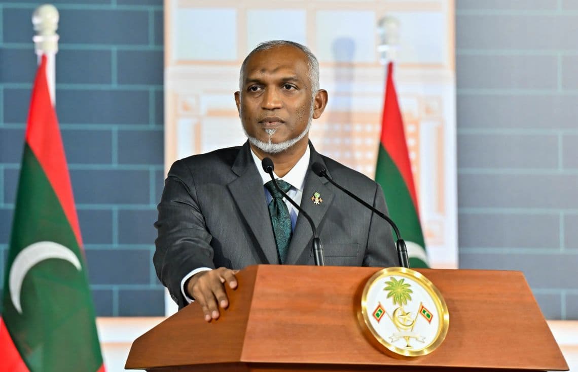 ރައީސް މުއިއްޒު. ކޮޅުވެއްޓިއެއް ބަންޑުންޖަހާލައި، އޭގެން ދަތުރުކުރި އެކަކު ނިޔާވެފައި އޮއްވާ ފެނުނު ހަބަރު އެއްސެވީ ފުން ހިތާމައާއެކުގައި ކަމަށް ރައީސް ވިދާޅުވި--- ފޮޓޯ: އެމްއެންޑީއެފް