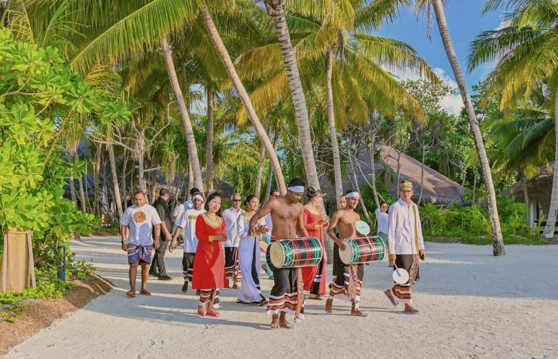 ރާއްޖެއަށް ޗުއްޓީ ހޭދަކޮށްލަން އައިސް ތިބި ފަތުރުވެރިންތަކެއް. ސަރުކާރުން މިއަހަރު ރާއްޖެއަށް 2.2 މިލިއަން ފަތުރުވެރިން ގެނައުމަށް ވަނީ އަމާޒު ހިފައިފަ--- ފޮޓޯ: އިންޓަނެޓް
