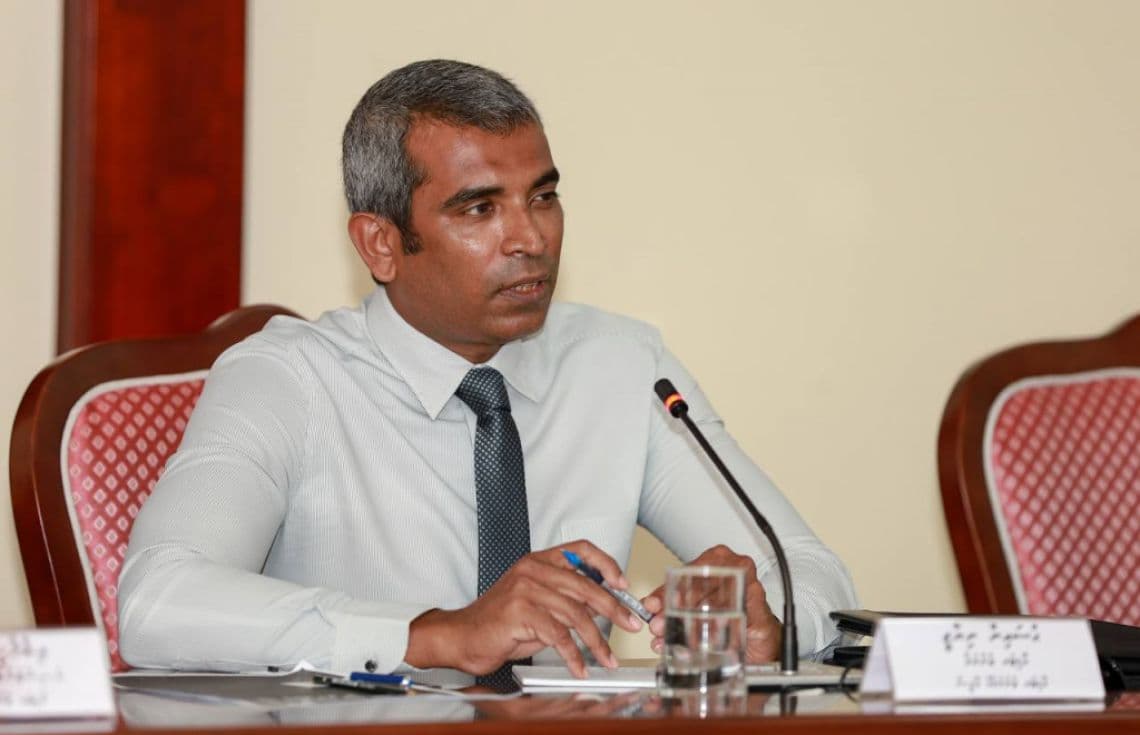 އޮޑިޓާ ޖެނެރަލް ހުސައިން ނިޔާޒީ ރައްޔިތުންގެ މަޖިލީހުގެ ކޮމިޓީއެއްގައި --- ފޮޓޯ:މަޖިލިސް އިދާރާ