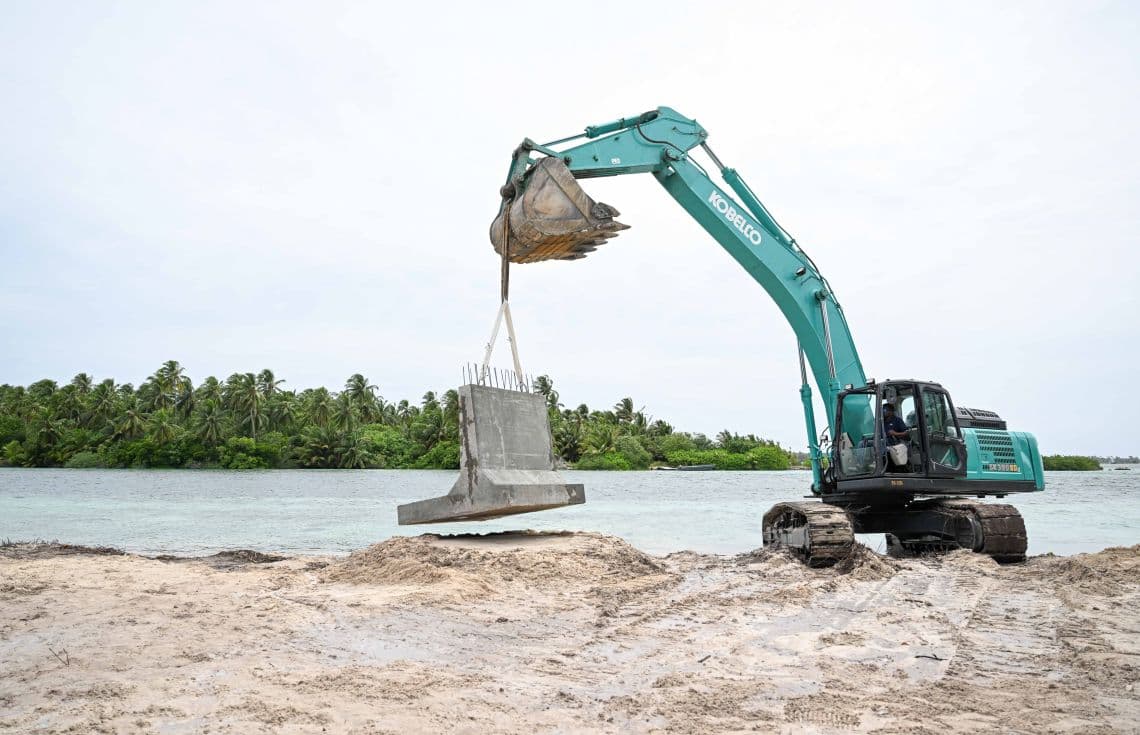 ހިތަދޫ-ކުނަހަންދޫ ކޯޒްވޭއަކުން ގުޅާލުމުގެ އަމަލީ މަސައްކަތް ފެށުން. - ފޮޓޯ: ރައީސް އޮފީސް