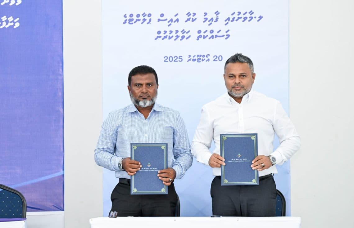 މާވަށުގައި ގާއިމުކުރާ އައިސް ޕްލާންޓުގެ އެއްބަސްވުމުގައި ސޮއިކުރުން--- ފޮޓޯ: ފިޝަރީޒް މިނިސްޓްރީ
