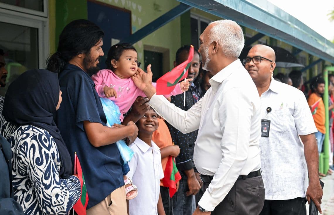 ރައީސުލްޖުމްހޫރިއްޔާ ކުނަހަންދޫ އަށް ވަޑައިގެން ތުއްތު ކުއްޖަކާއެކު. - ފޮޓީ: ރައީސް އޮފީސް