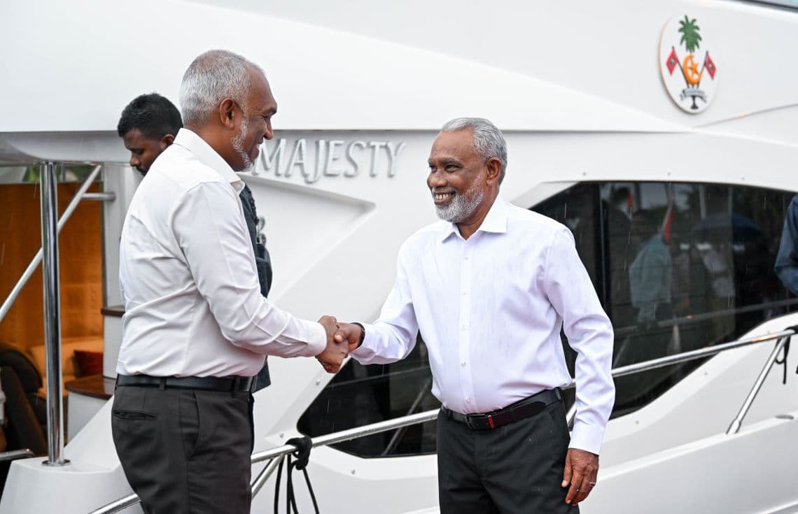 ރައީސުލްޖުމްހޫރިއްޔާ ޑރ. މުޙައްމަދު މުޢިއްޒު ފޮނަދުއަށް ވަޑައިގަތުމުން މަޖިލީހުގެ ރައީސް އެމަނިކުފާނަށް މަރުހަބާ ދަންނަވަނީ---ފޮޓޯ: ރައީސް އޮފީސް