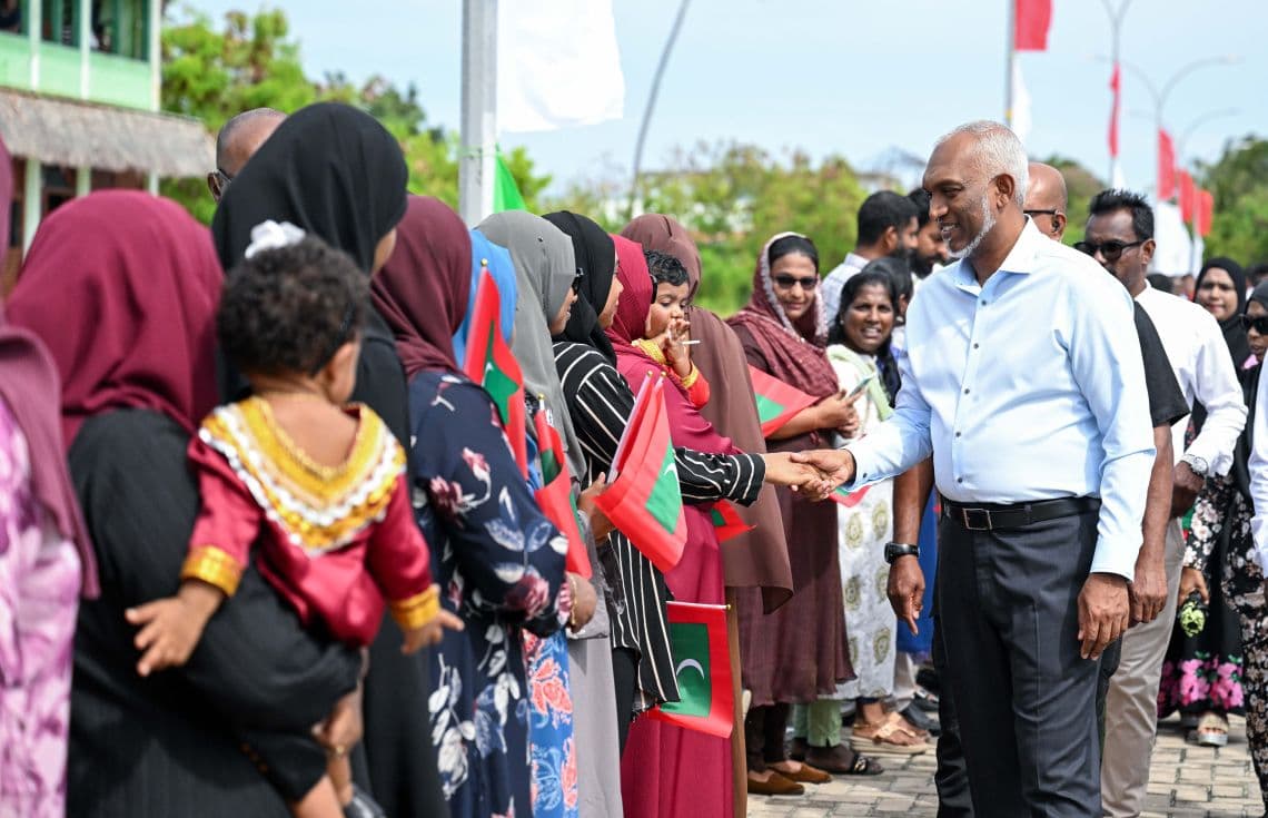 ރައީސް މާމެންދޫއަށް ވަޑައިގެން އެ ރަށު ރައްޔިތުންނާ ސަލާމްކުރެއްވުން. - ފޮޓޯ: ރައީސް އޮފީސް