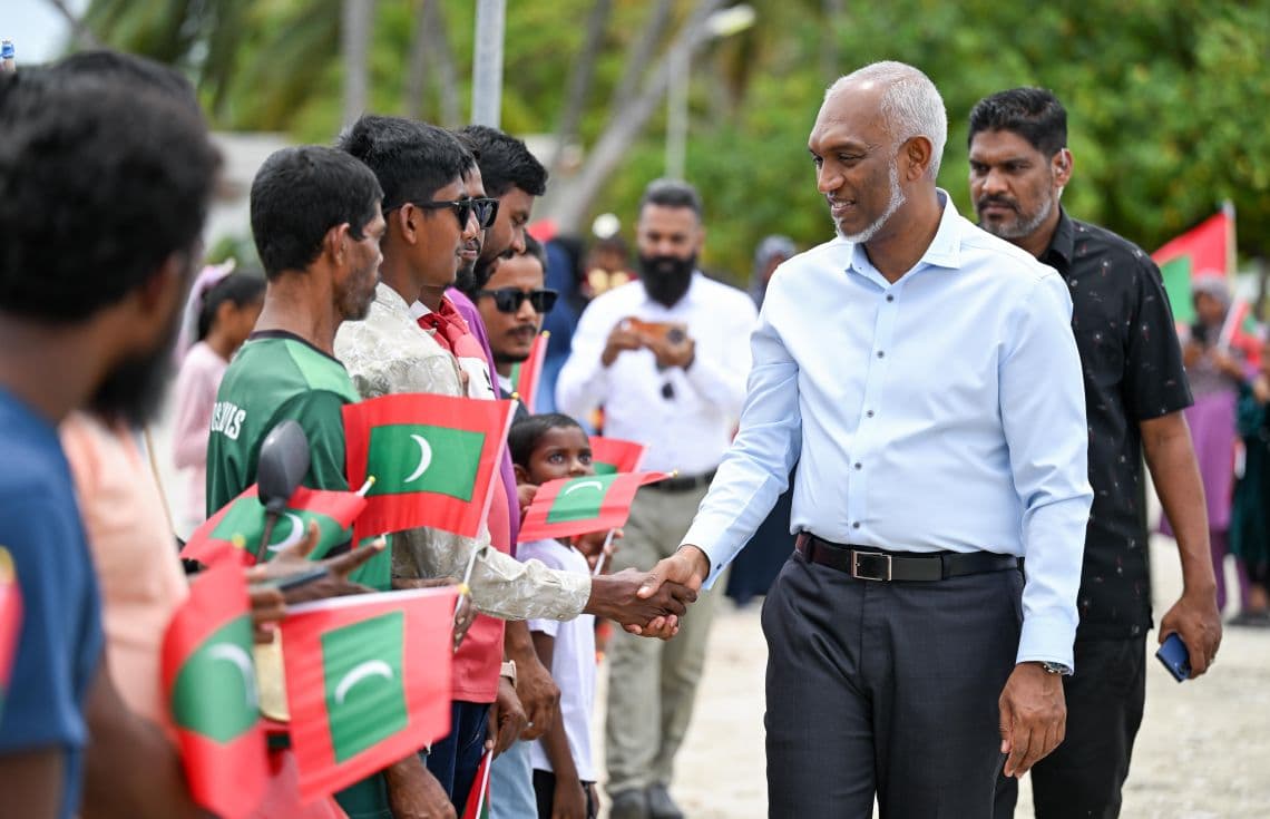 ރައީސް މުންޑޫއަށް ވަޑައިގެން އެ ރަށު ރައްޔިތުންނާ ސަލާމްކުރައްވަނީ. - ފޮޓޯ: ރައީސް އޮފީސް