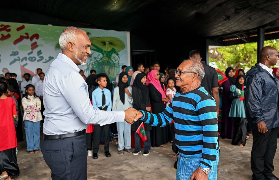 ރައީސް މާބައިދޫއަށް ވަޑައިގެން އެ ރަށުގެ ބޭފުޅަކާ ސަލާމްކުރައްވަނީ. - ފޮޓޯ: ރައީސް އޮފީސް