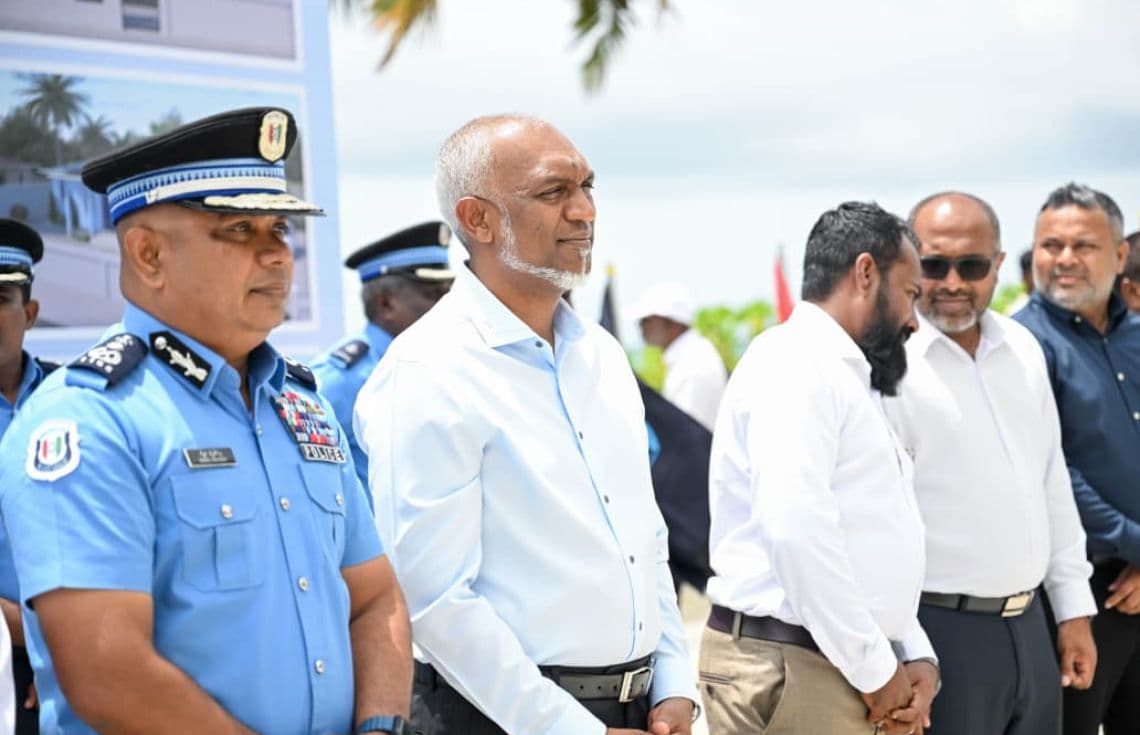 ރައީސް ޑރ. މުހައްމަދު މުއިއްޒު އަދި ޕޮލިސް ކޮމިޝަނަރު އިސްމާއީލް ނަވީން---ފޮޓޯ: ރައީސް އޮފީސް