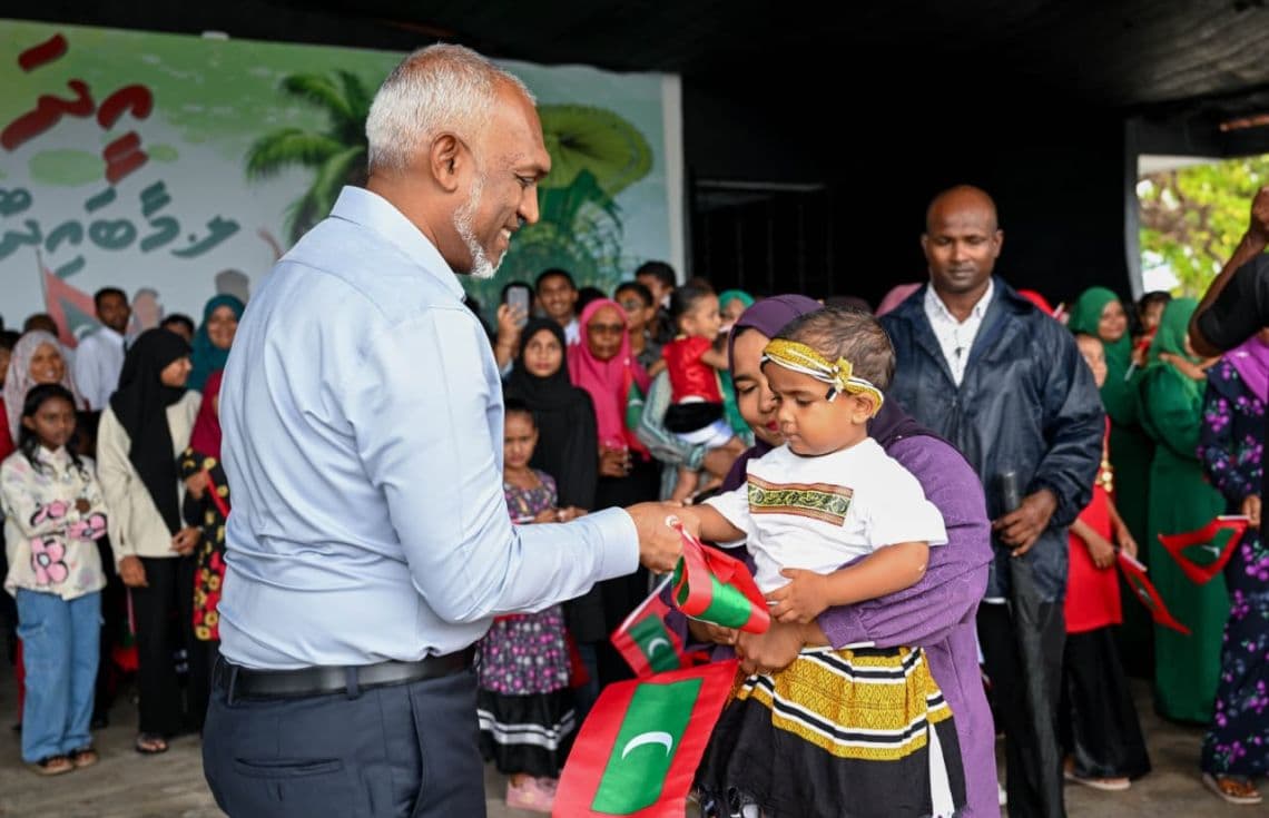 ރައީސުލްޖުމްހޫރިއްޔާ ޑރ މުހައްމަދު މުއިއްޒު ލ. މާބައިދޫ އަށް ވަޑައިގަތުމުން އެރަށުން އެމަނިކުފާނަށް މަރުހަބާ ދެންނެވުމުގެ ތެރެއިން---ފޮޓޯ: ރައީސް އޮފީސް